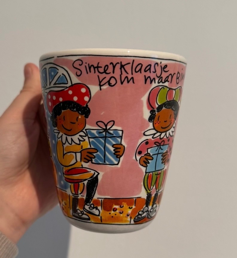 Mok sinterklaas Piet met cadeautjes